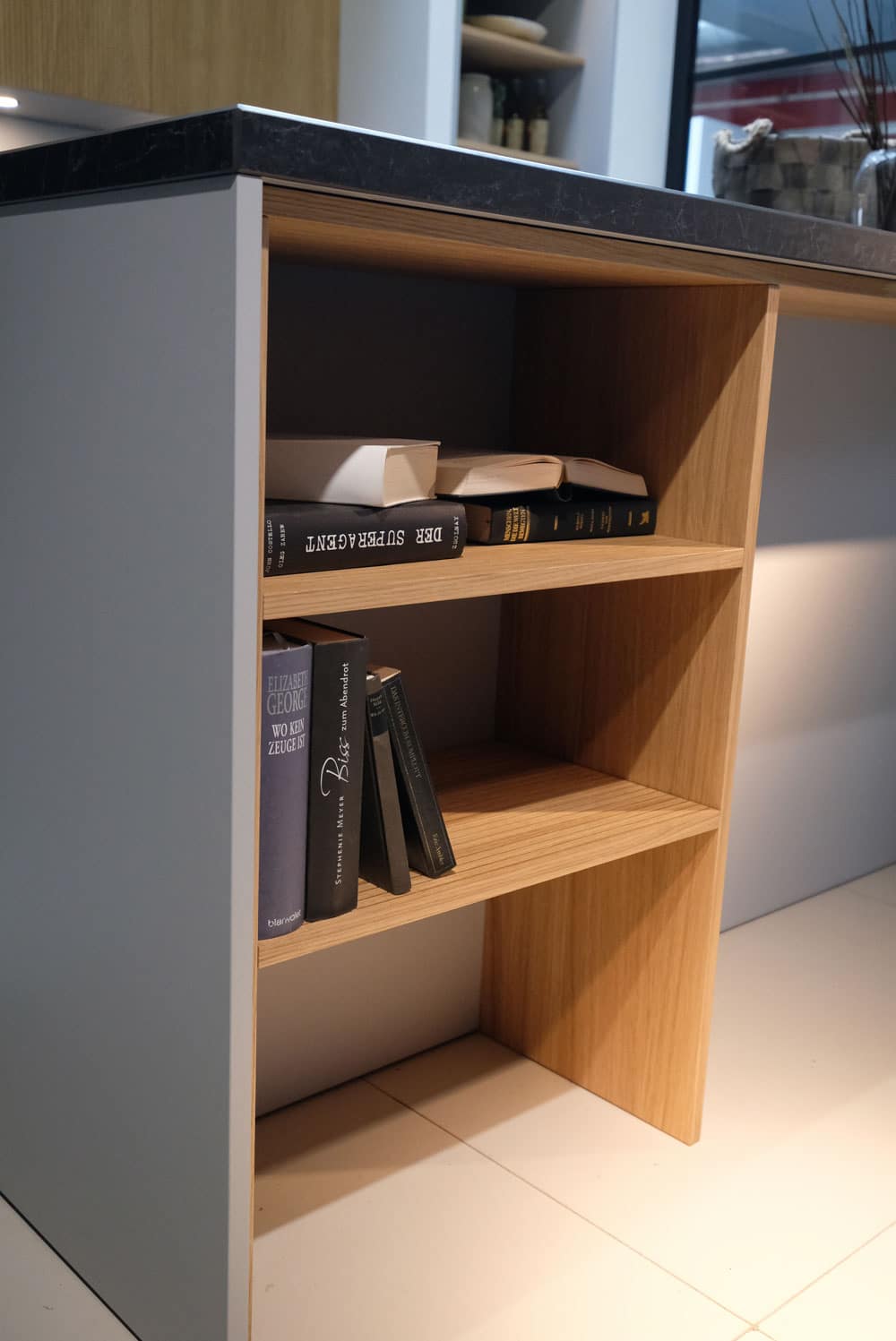 Hylle under benkeplate på kjøkkenøy